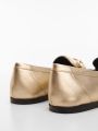  נעלי מוקסין עור בגימור מטאלי / נשים של MANGO