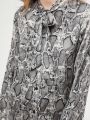  שמלת מיני סאטן בהדפס נחש עם צווארון קשירה של YANGA