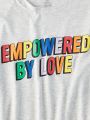  טי שירט עם הדפס צבעוני Empowered by Love / יוניסקס של AMERICAN EAGLE