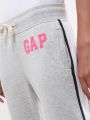  מכנסי טרנינג עם סטריפים ולוגו של GAP