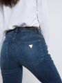  ג'ינס עם סיומת מתרחבת של GUESS