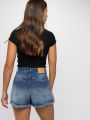  ג'ינס קצר עם סיומת פרומה של URBAN OUTFITTERS