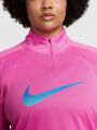  חולצת ריצה עם לוגו Nike Dri-FIT Swoosh \ Plus Size של NIKE