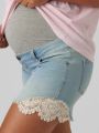  ג'ינס הריון קצר בשילוב תחרה / Maternity של MAMALICIOUS