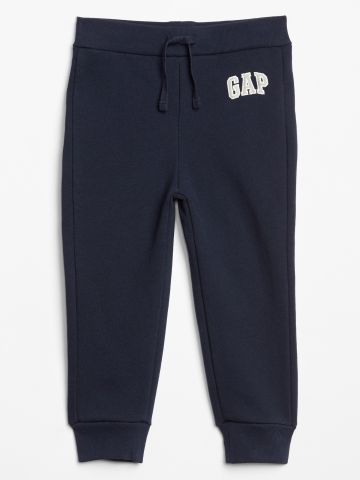 מכנסי טרנינג עם לוגו של GAP