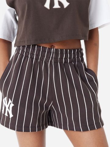 מכנסיים קצרים פסים עם לוגו New York Yankees של NEW ERA