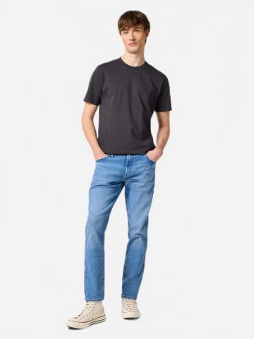 ג'ינס בגזרה ישרה של WRANGLER