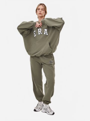 מכנסי טרנינג אוברסייז עם רקמת לוגו של ERA