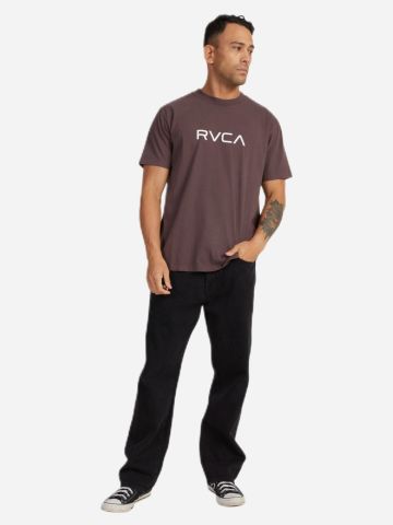 טי שירט עם לוגו של RVCA