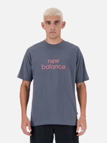 טי שירט עם לוגו של NEW BALANCE