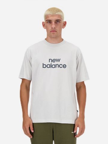 טי שירט עם לוגו של NEW BALANCE