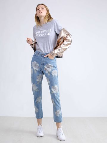 מכנסי ג'ינס עם הדפס פרחים
