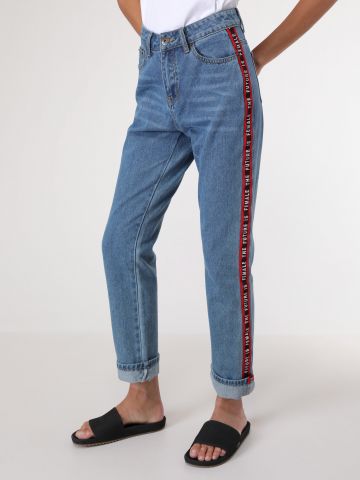 ג'ינס שטיפה בהירה עם פסים בצדדים והדפס