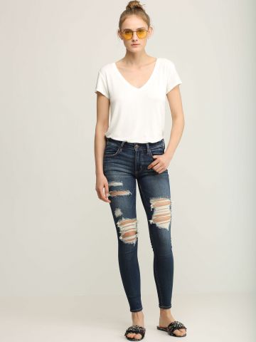 ג'ינס סקיני עם קרעים
