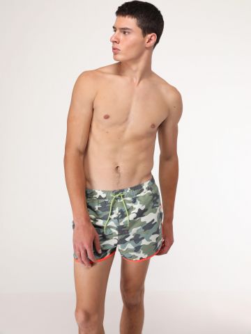מכנסי בגד ים בהדפס צבאי ושוליים בצבע
