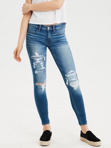 ג'ינס סקיני עם קרעים ושפשופים