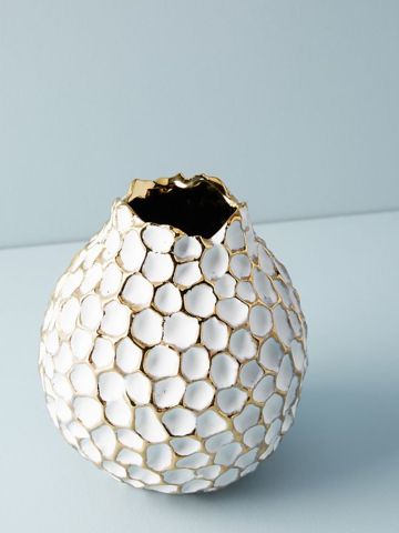 אגרטל חרסינה בעיצוב יערת דבש עם עיטורי זהב
