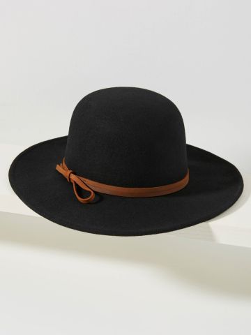 כובע רחב שוליים בשילוב רצועת עור