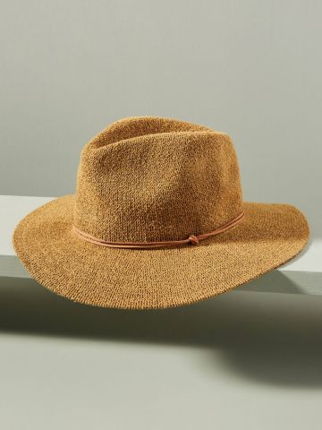 כובע רחב שוליים עם רצועה דקורטיבית