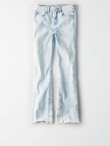 ג'ינס בגזרה מתרחבת עם עיטורי תחרה