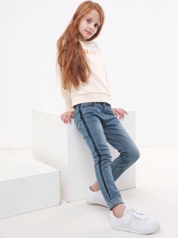 ג'ינס סקיני עם סטריפים בצדדים