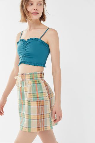חצאית מיני עם כיסים בהדפס משבצות UO