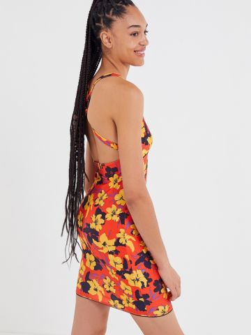 שמלת מיני בהדפס פרחים עם איקס בגב UO