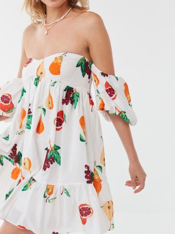 שמלת מיני אוף שולדרס קומות בהדפס פירות UO