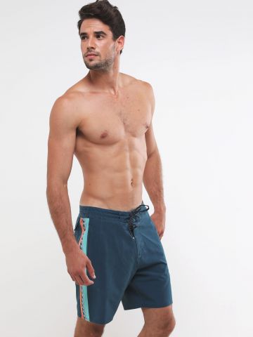 מכנסי בגד ים עם סטריפים צבעוניים בצדדים