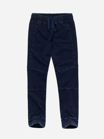מכנסי טרנינג ג'ינס בשילוב טקסטורת פסים