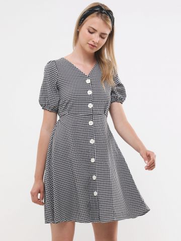 שמלת מיני בהדפס משבצות עם כפתורים