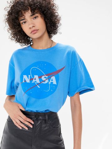 טי שירט עם הדפס לוגו UO NASA