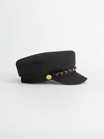 כובע קסקט עם עיטור שרשרת