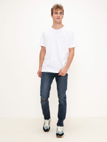 ג'ינס סקיני עם קרע של undefined