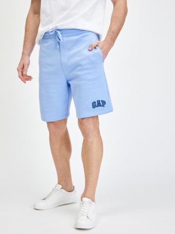 מכנסי טרנינג קצרים עם לוגו של GAP