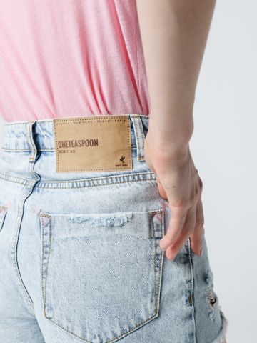 ג'ינס קצר עם סיומת גזורה של ONE TEASPOON