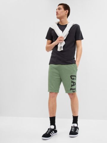 מכנסי טרנינג קצרים עם הדפס לוגו של GAP