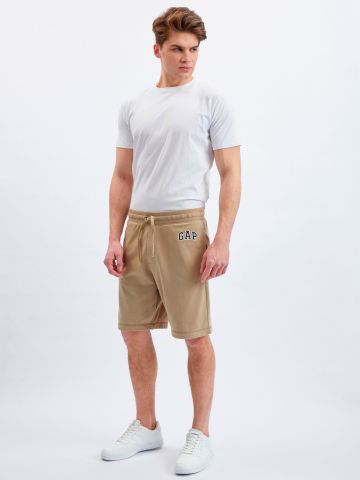 מכנסיים קצרים עם לוגו של GAP