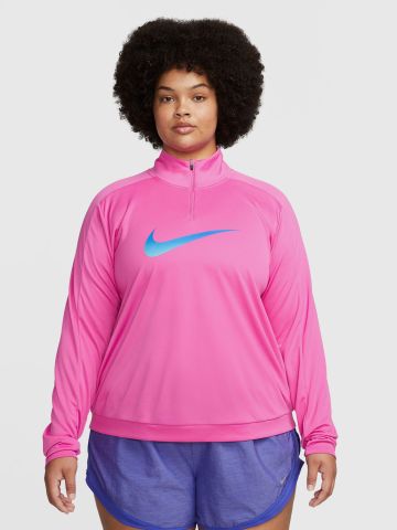 חולצת ריצה עם לוגו Nike Dri-FIT Swoosh \ Plus Size של NIKE