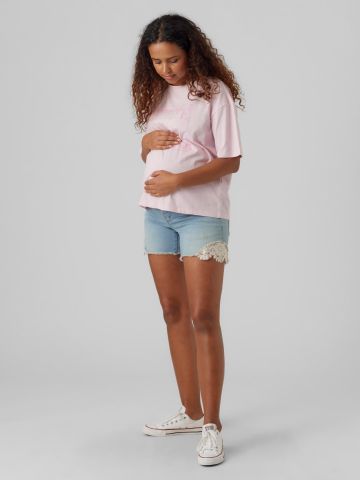 ג'ינס הריון קצר בשילוב תחרה / Maternity של MAMALICIOUS