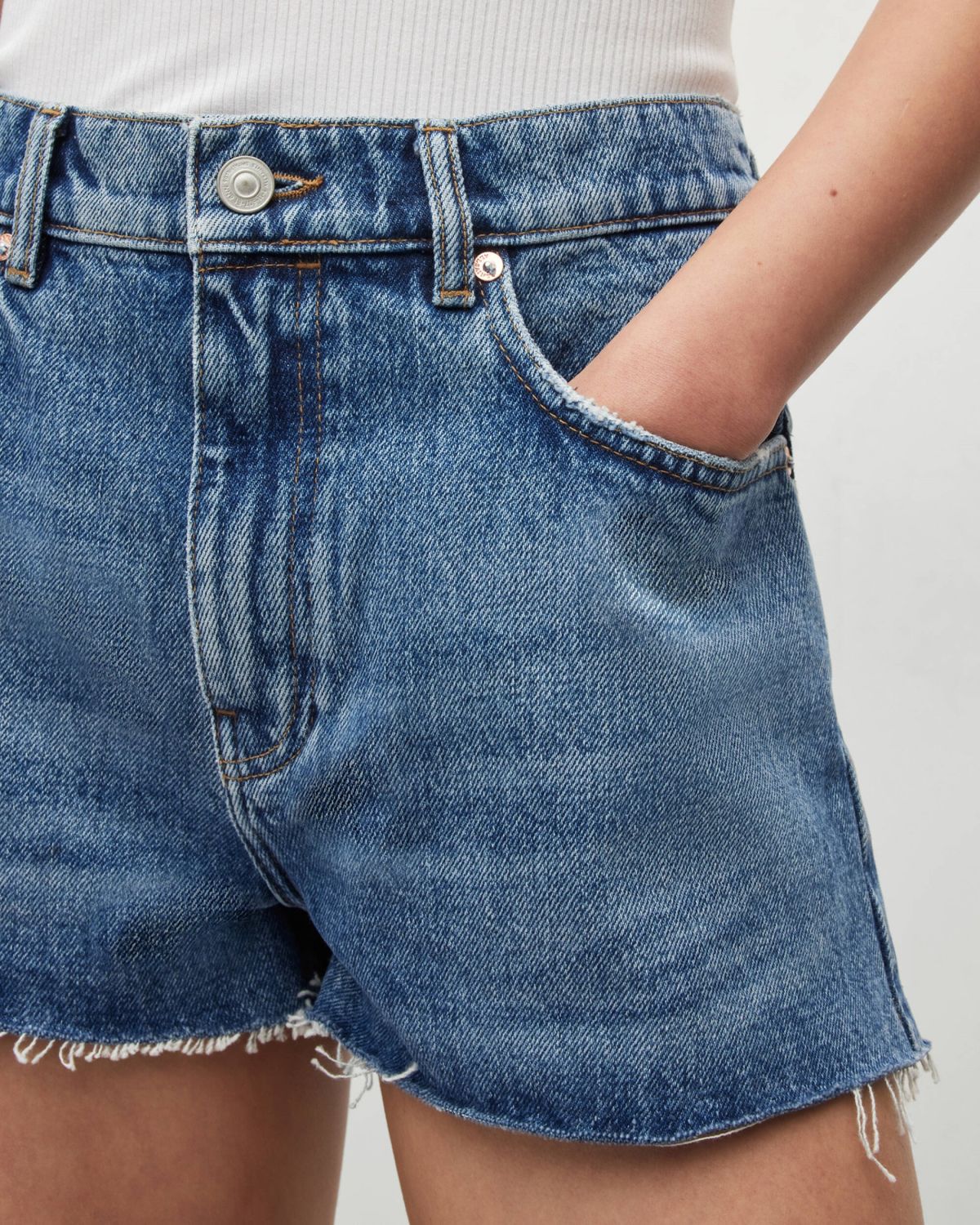  ג'ינס קצר עם סיומת גזורה של ALL SAINTS