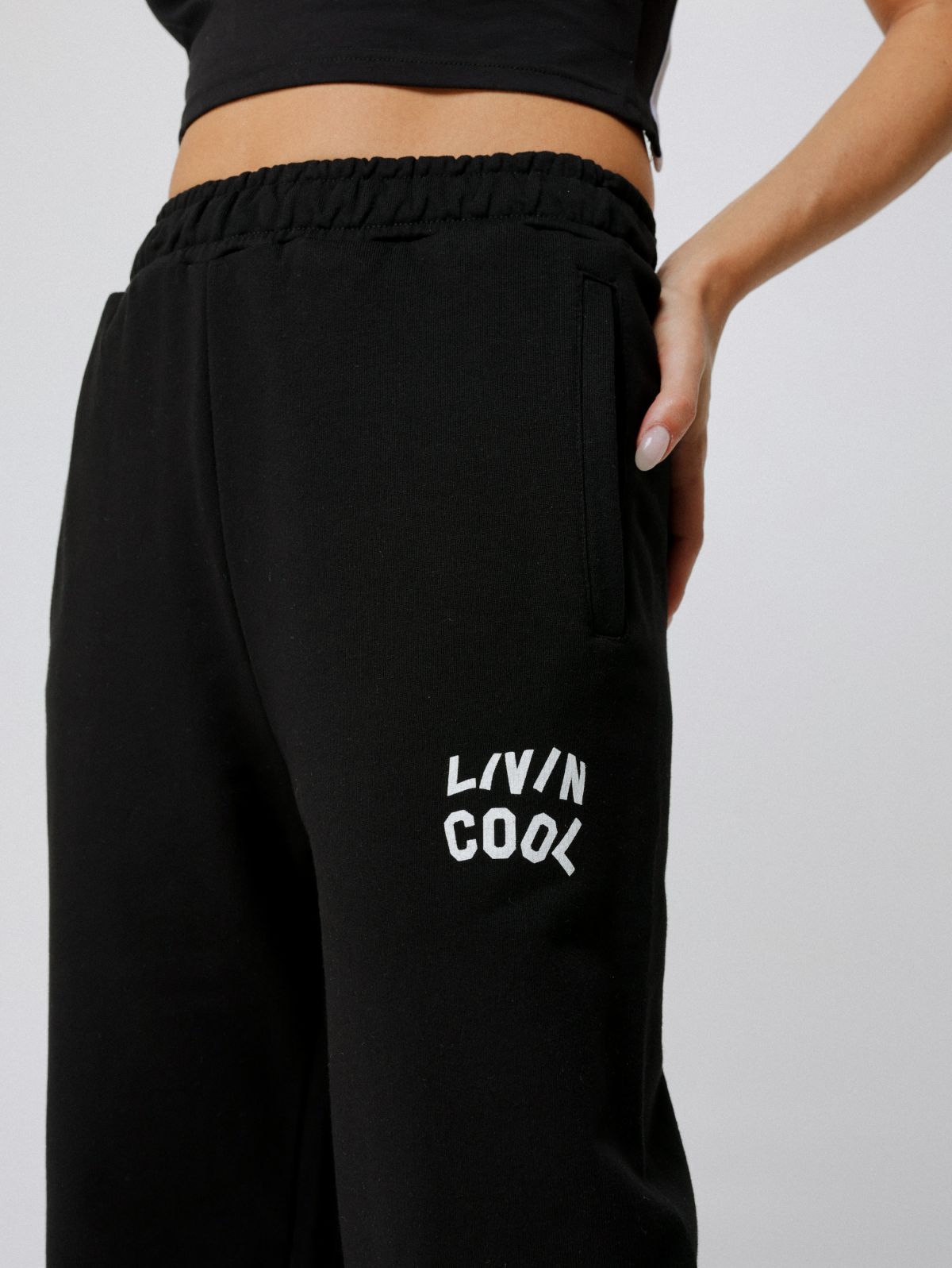 מכנסי טרנינג עם לוגו של LIVINCOOL