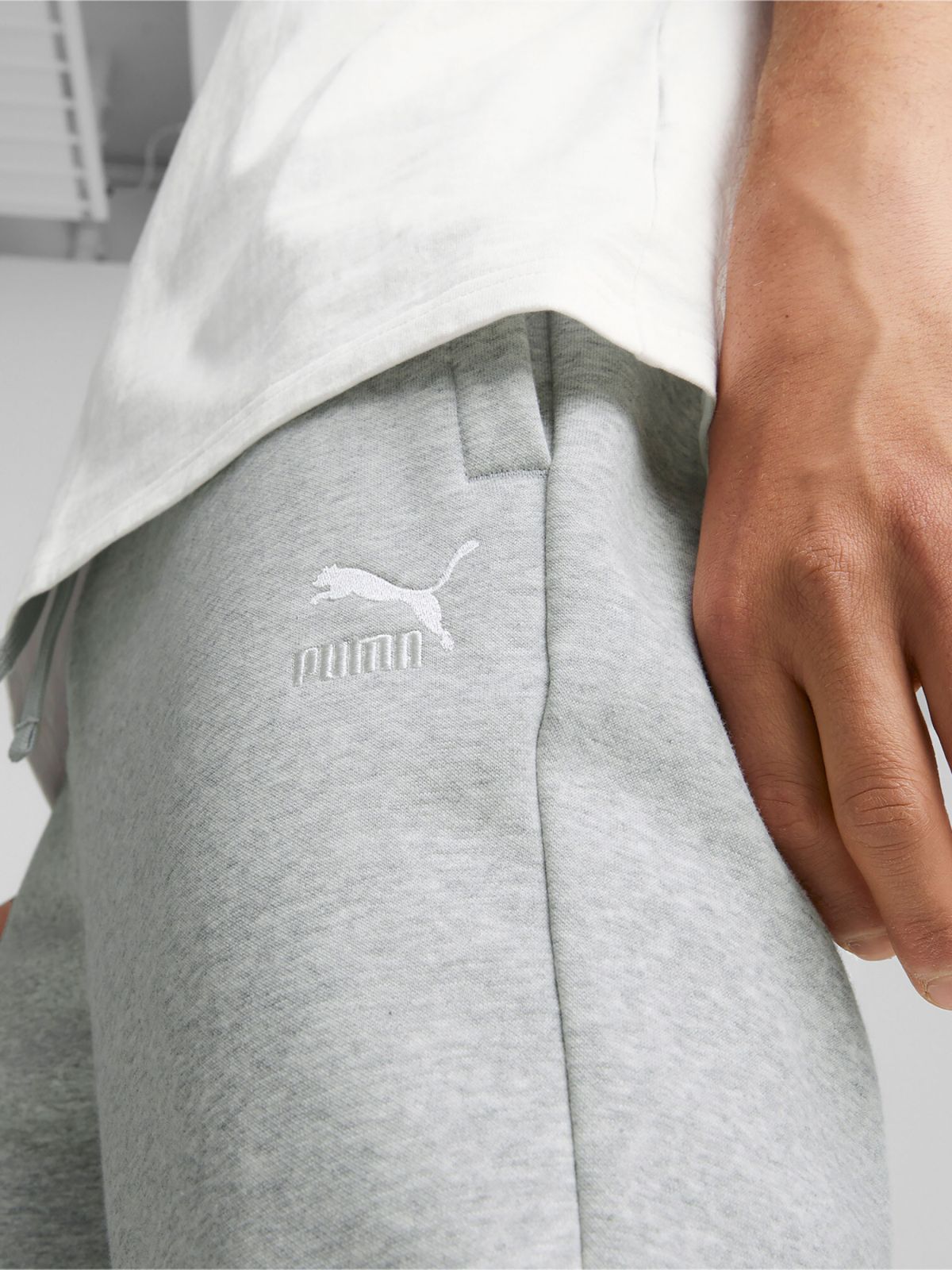  מכנסי טרנינג עם לוגו רקום של PUMA