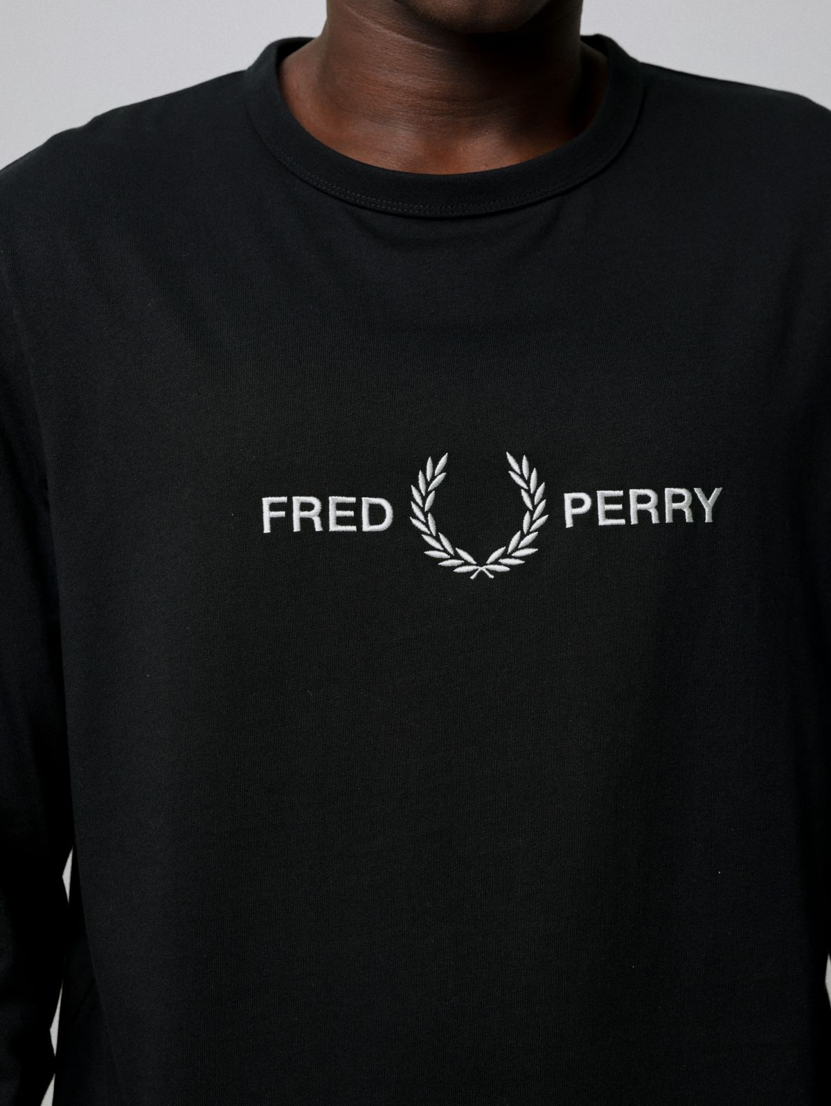  טי שירט עם לוגו של FRED PERRY