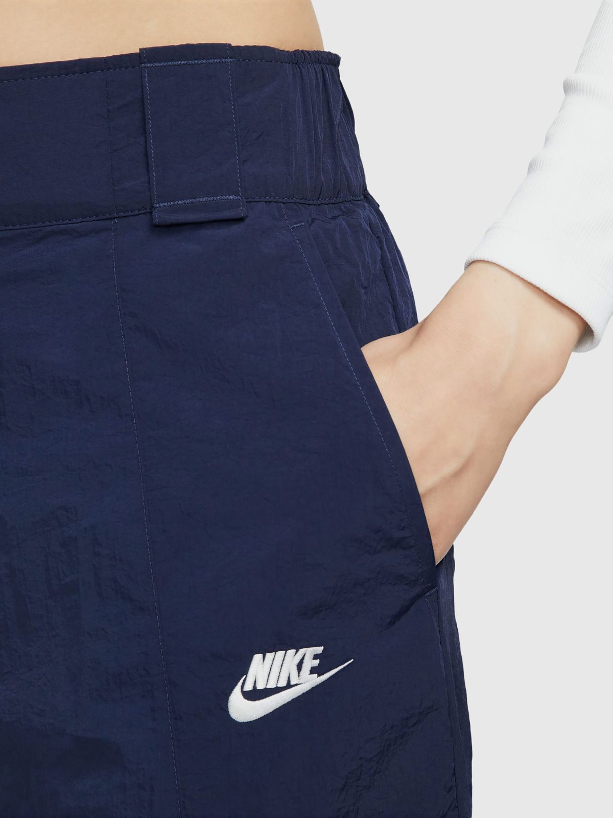  מכנסי ניילון רחבים עם לוגו של NIKE