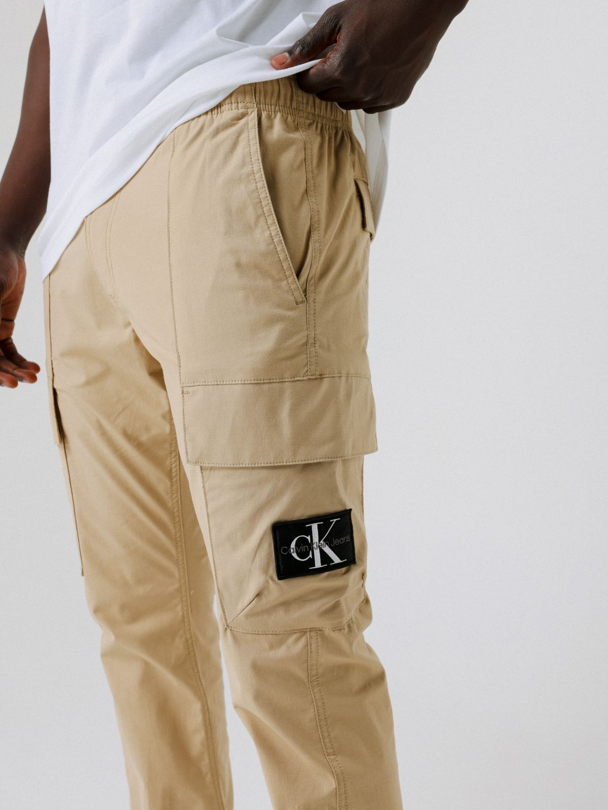  מכנסי קרגו עם פאץ' לוגו של CALVIN KLEIN