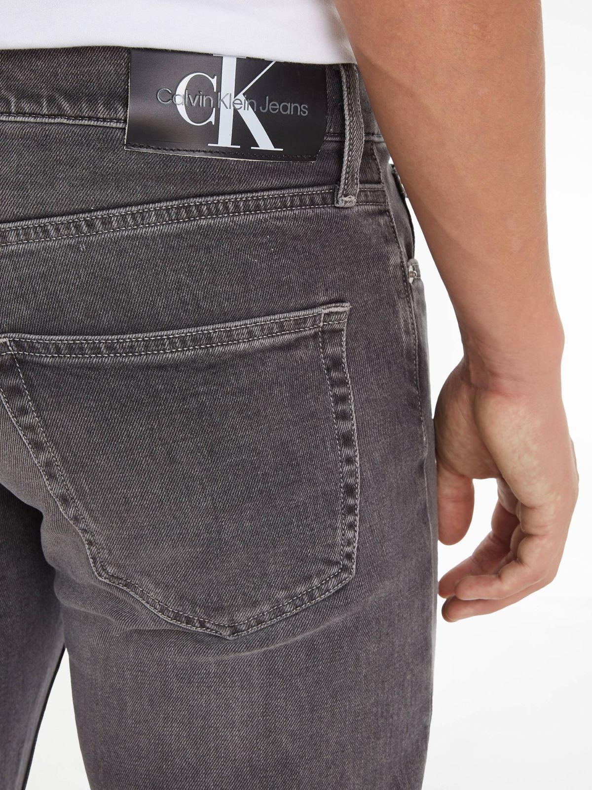 מכנסי ג'ינס ארוכים עם לוגו של CALVIN KLEIN