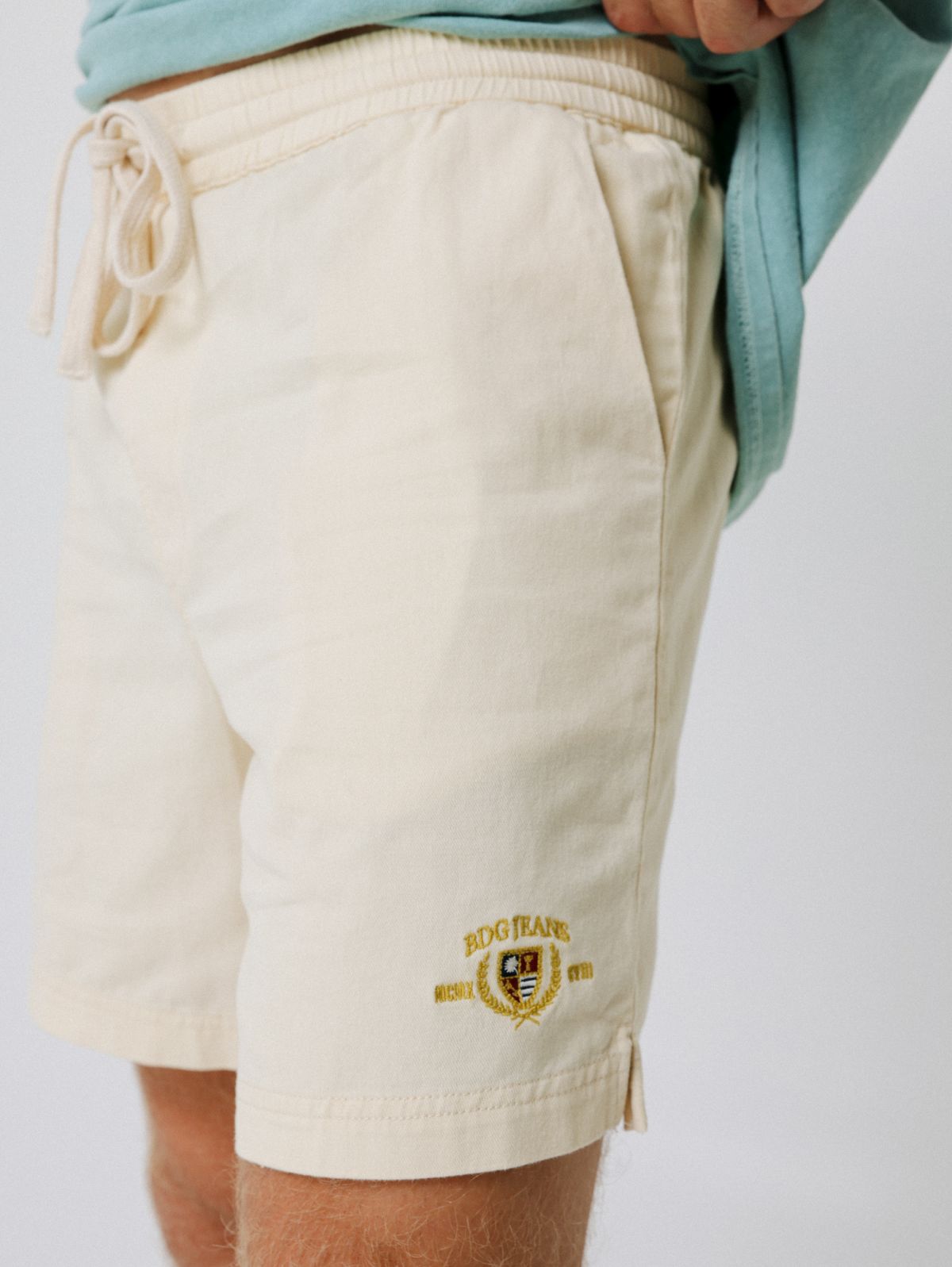  מכנסיים קצרים עם לוגו של URBAN OUTFITTERS