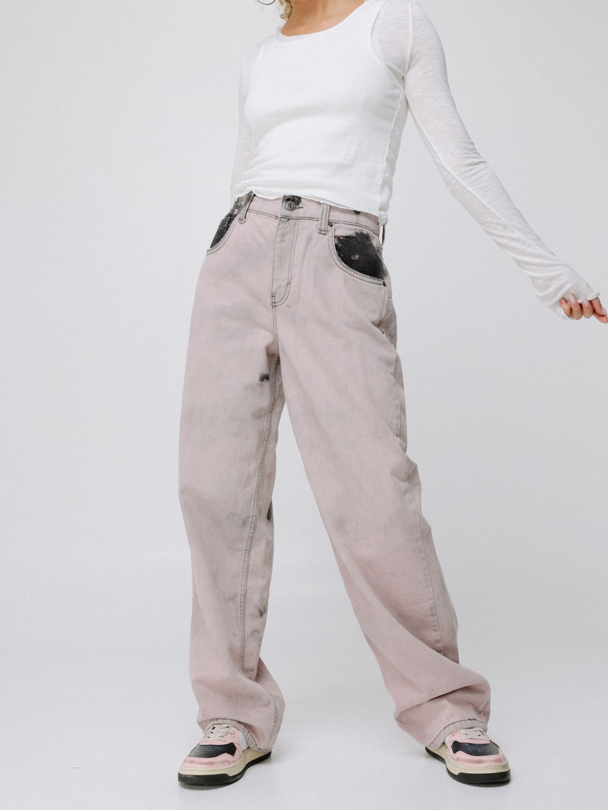  ג'ינס ווש בגזרה רחבה של URBAN OUTFITTERS