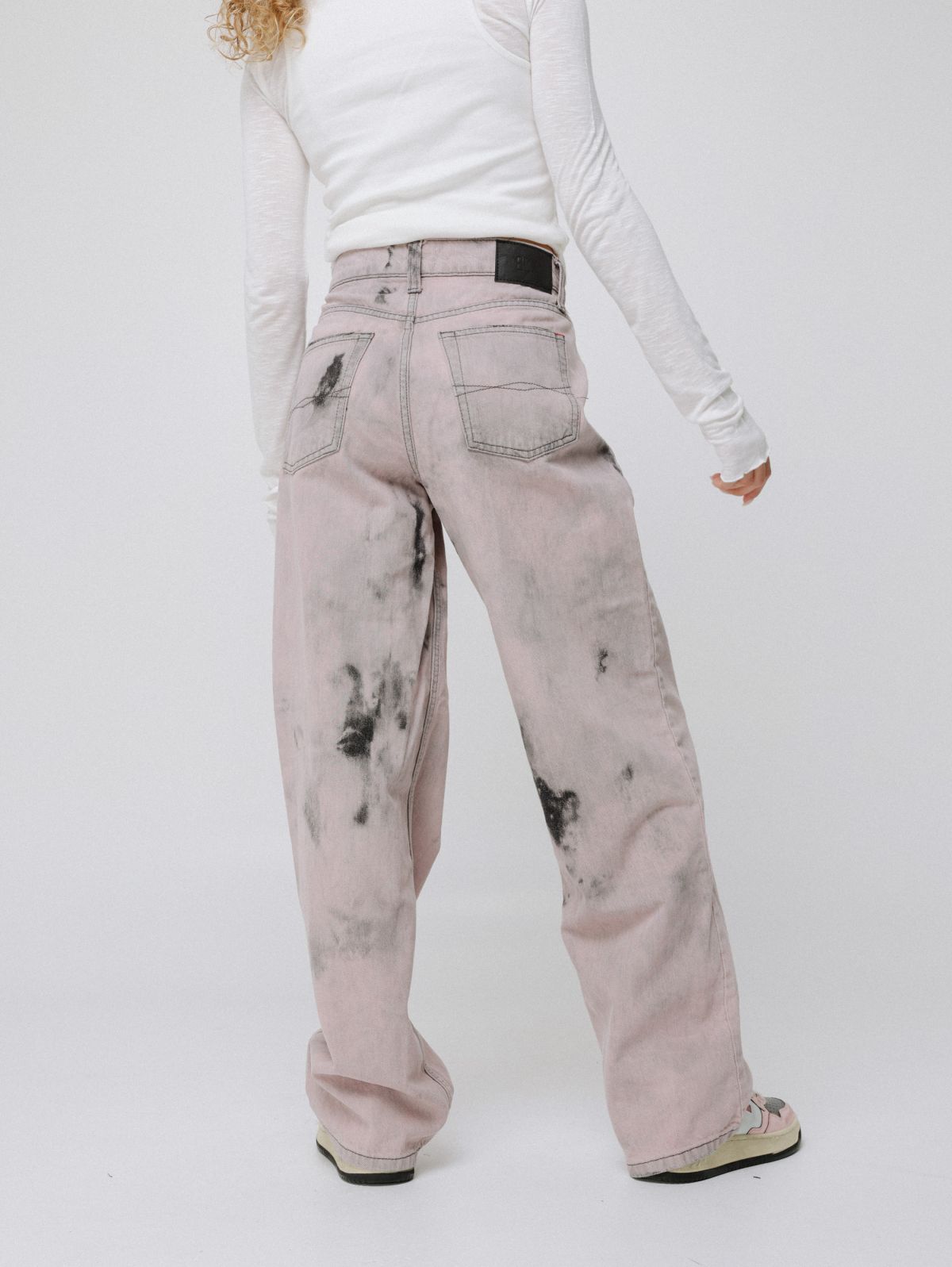  ג'ינס ווש בגזרה רחבה של URBAN OUTFITTERS